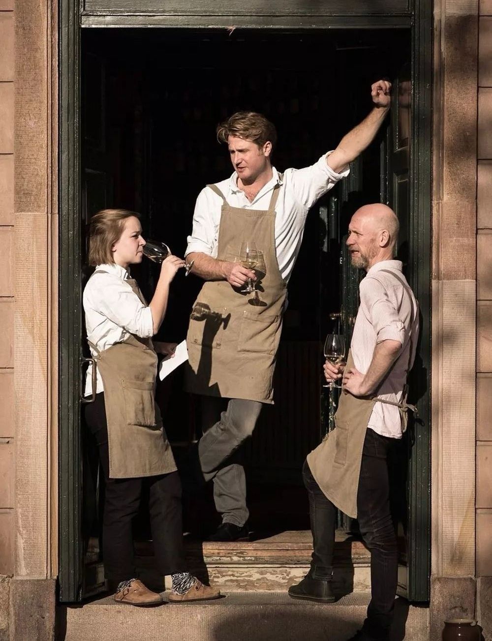 Un barman con molti anni di mestiere prepara un cocktail dietro al banco